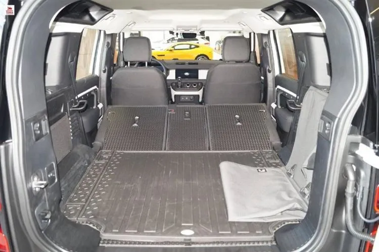Sono andato da un concessionario di auto, ho esaminato la nuova Land Rover Defender II. mostrando le immagini