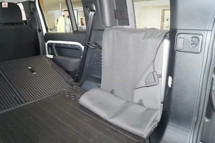 Sono andato da un concessionario di auto, ho esaminato la nuova Land Rover Defender II. mostrando le immagini