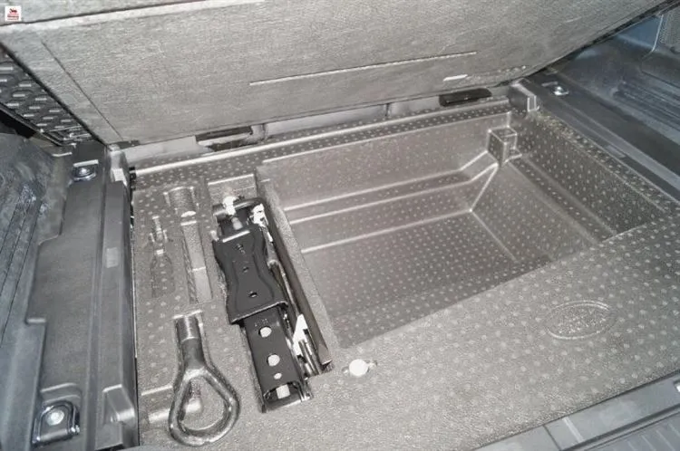 Sono andato da un concessionario di auto, ho esaminato la nuova Land Rover Defender II. mostrando le immagini