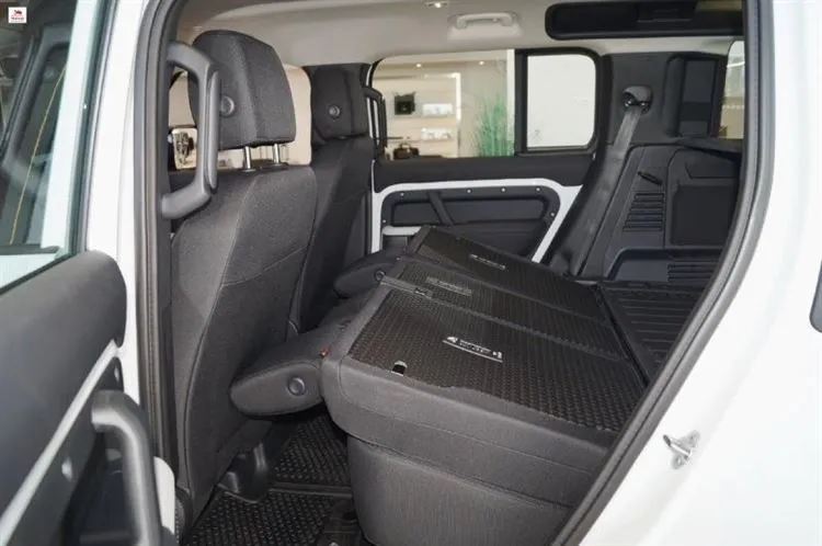 Sono andato da un concessionario di auto, ho esaminato la nuova Land Rover Defender II. mostrando le immagini