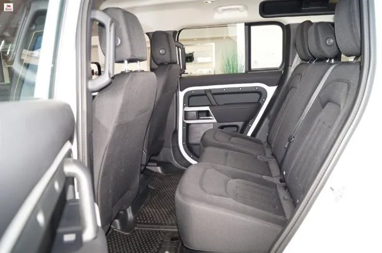 Sono andato da un concessionario di auto, ho esaminato la nuova Land Rover Defender II. mostrando le immagini