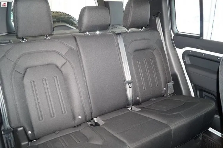 Sono andato da un concessionario di auto, ho esaminato la nuova Land Rover Defender II. mostrando le immagini