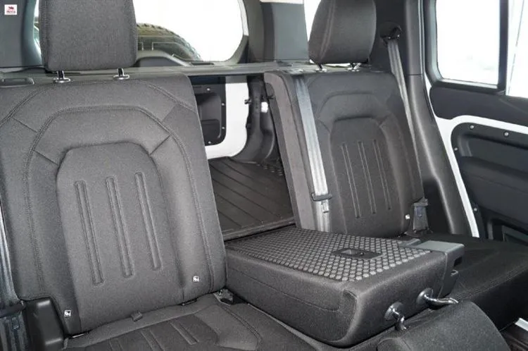 Sono andato da un concessionario di auto, ho esaminato la nuova Land Rover Defender II. mostrando le immagini