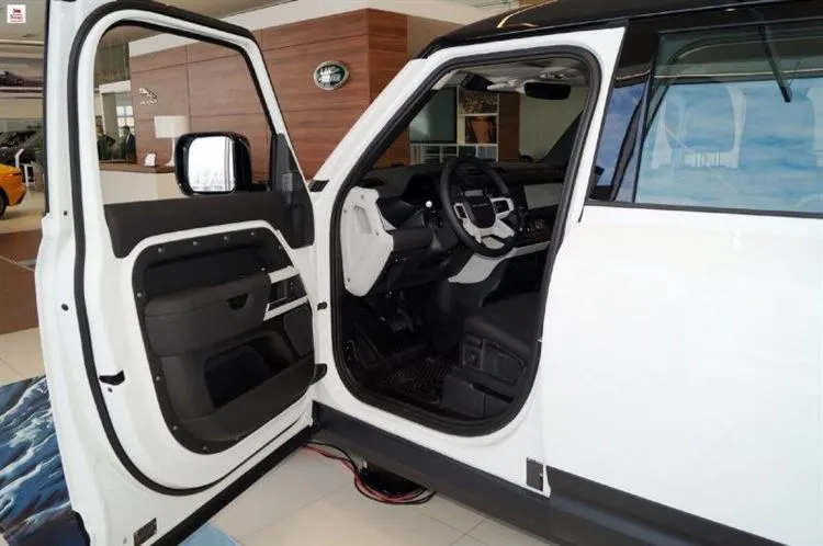 Sono andato da un concessionario di auto, ho esaminato la nuova Land Rover Defender II. mostrando le immagini