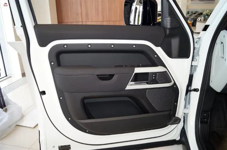 Sono andato da un concessionario di auto, ho esaminato la nuova Land Rover Defender II. mostrando le immagini