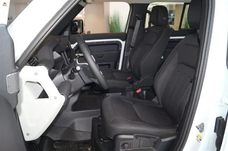 Sono andato da un concessionario di auto, ho esaminato la nuova Land Rover Defender II. mostrando le immagini