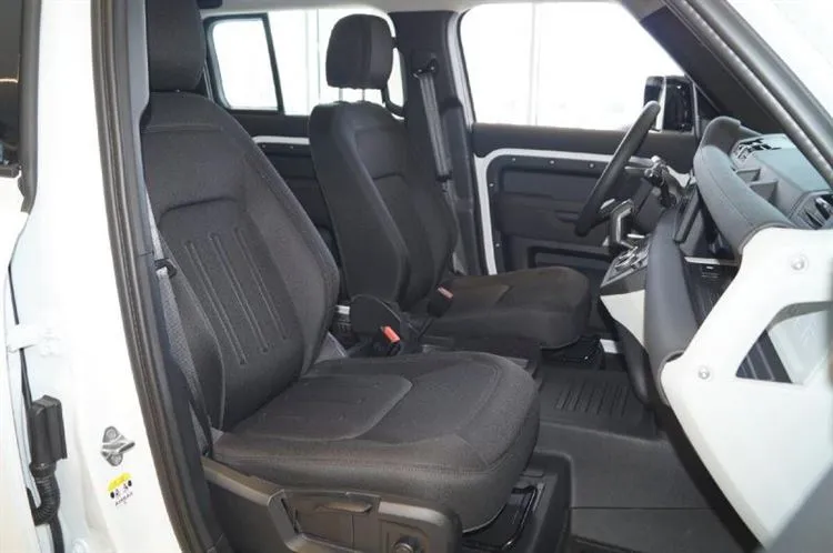 Sono andato da un concessionario di auto, ho esaminato la nuova Land Rover Defender II. mostrando le immagini