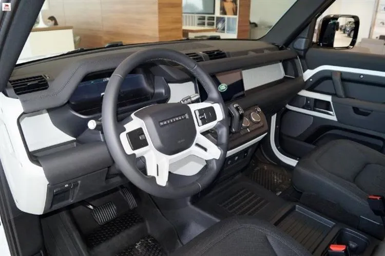 Sono andato da un concessionario di auto, ho esaminato la nuova Land Rover Defender II. mostrando le immagini