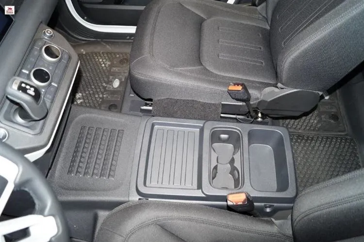 Sono andato da un concessionario di auto, ho esaminato la nuova Land Rover Defender II. mostrando le immagini
