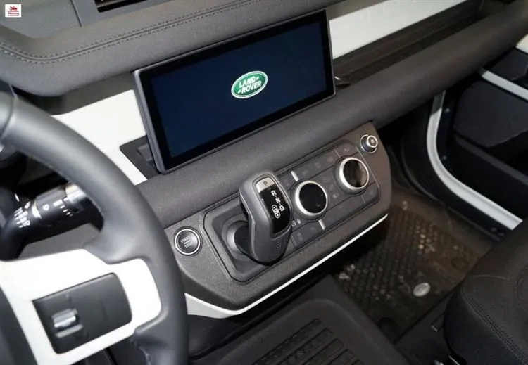 Sono andato da un concessionario di auto, ho esaminato la nuova Land Rover Defender II. mostrando le immagini