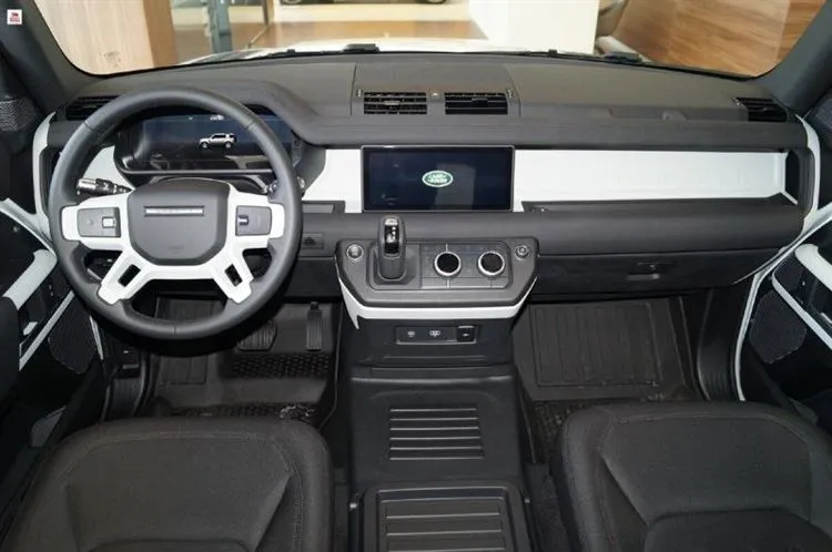 Sono andato da un concessionario di auto, ho esaminato la nuova Land Rover Defender II. mostrando le immagini