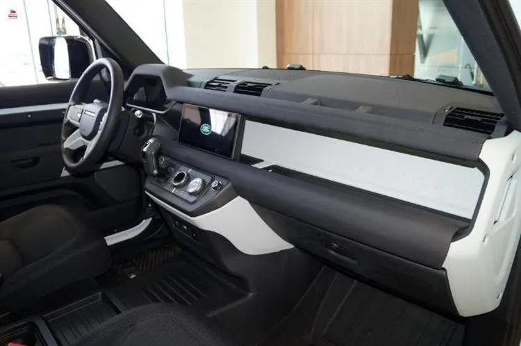 Sono andato da un concessionario di auto, ho esaminato la nuova Land Rover Defender II. mostrando le immagini