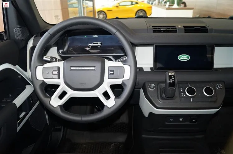 Sono andato da un concessionario di auto, ho esaminato la nuova Land Rover Defender II. mostrando le immagini