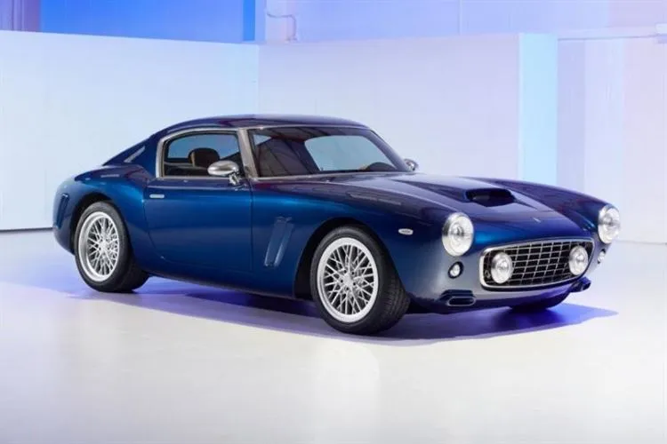 Första RML Short Wheelbase retro coupe byggd