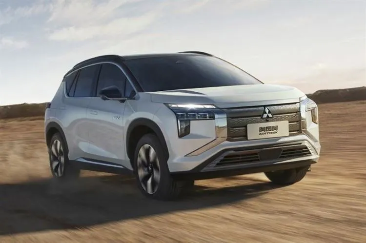 Seryjny crossover Mitsubishi Airtrek: z markowym „X”, ale sprzęt od chińskiego darczyńcy
