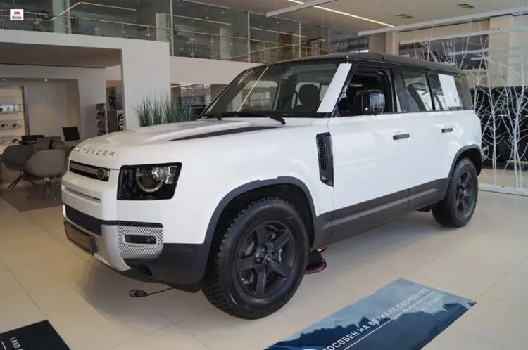 Jag gick till en bilhandlare, undersökte den nya Land Rover Defender II. visar bilder