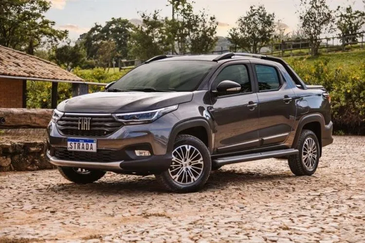 Avslutar året som en storsäljare, Fiat Strada-pickupen får en CVT och en ny toppversion